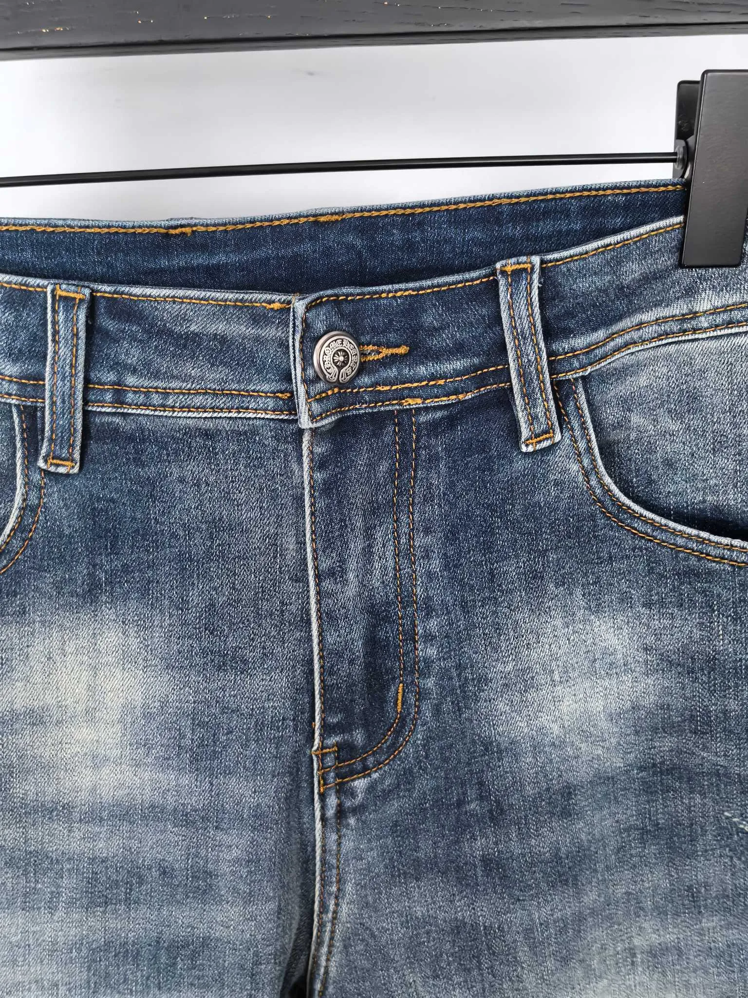 P400 Chrome Hearts men's denim jeans, official album and poster wear style!  High-grade imported denim raw-color fabrics are supplied to customers. We specially select pure 13oz denim fabrics from Okayama, Japan. They are washed with heavy-duty environmentally friendly plant enzymes. The texture has a light retro color and is quite beautiful, which is very suitable for the autumn and winter colors. After washing, the fabric is soft and delicate, but has a strong sense of bones and a slight stretch, which provides an excellent comfortable experience. There is no damage from any technical elements throughout the body, retaining the purest tannin color! The details throughout the body are perfect, exquisite and elegant. The latest leather label on the waist highlights the brand's characteristics. The hardware accessories, leather label and wiring all reflect the craftsmanship! The silhouette is perfectly tailored and has excellent butt lift and slimming effect. It can be easily matched with any top in the wardrobe. It has wide compatibility and is suitable for various daily wear. The upper body is full of shape. It is a must-have trousers for those who are obsessed with quality control and 1V! Size: 29-38 No 35 37
